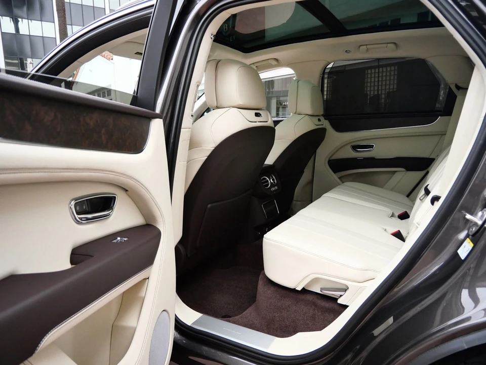 2026 Bentley Bentayga - Image 17 of 25