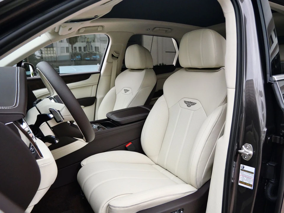 2026 Bentley Bentayga - Image 16 of 25
