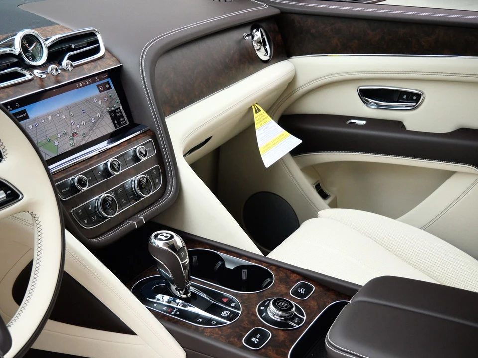 2026 Bentley Bentayga - Image 13 of 25