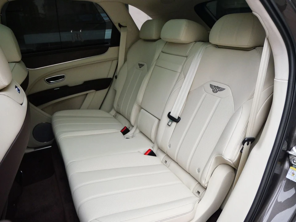 2026 Bentley Bentayga - Image 20 of 25