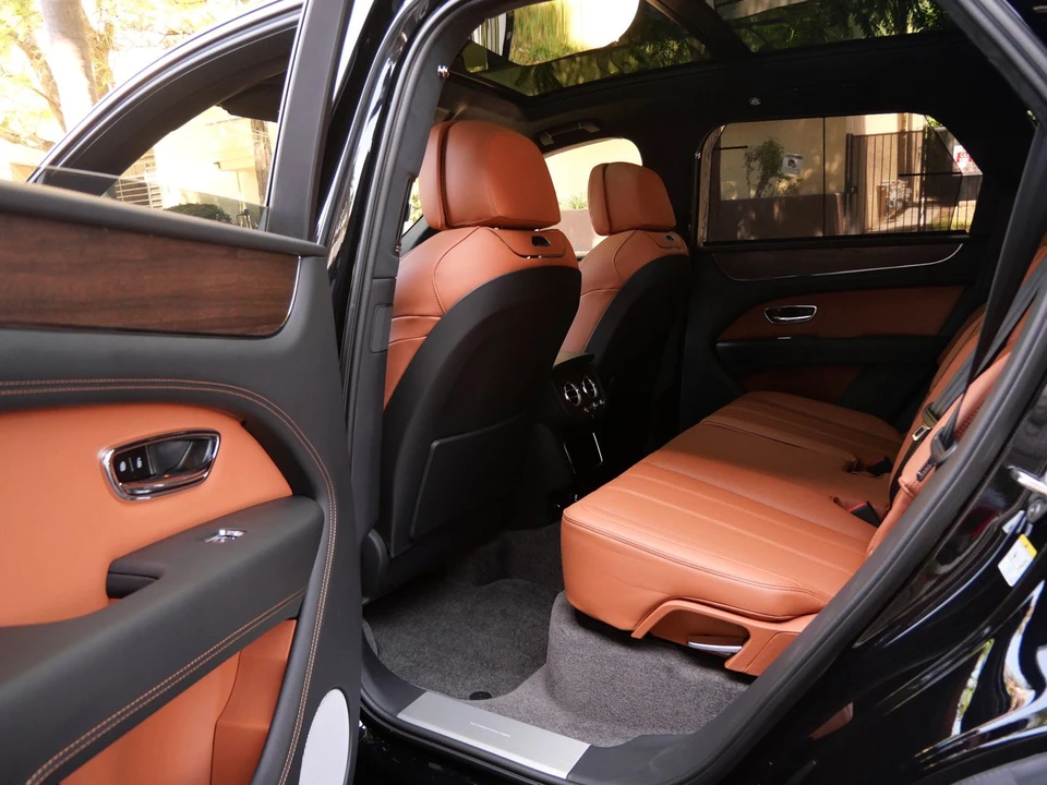 2026 Bentley Bentayga - Image 18 of 26