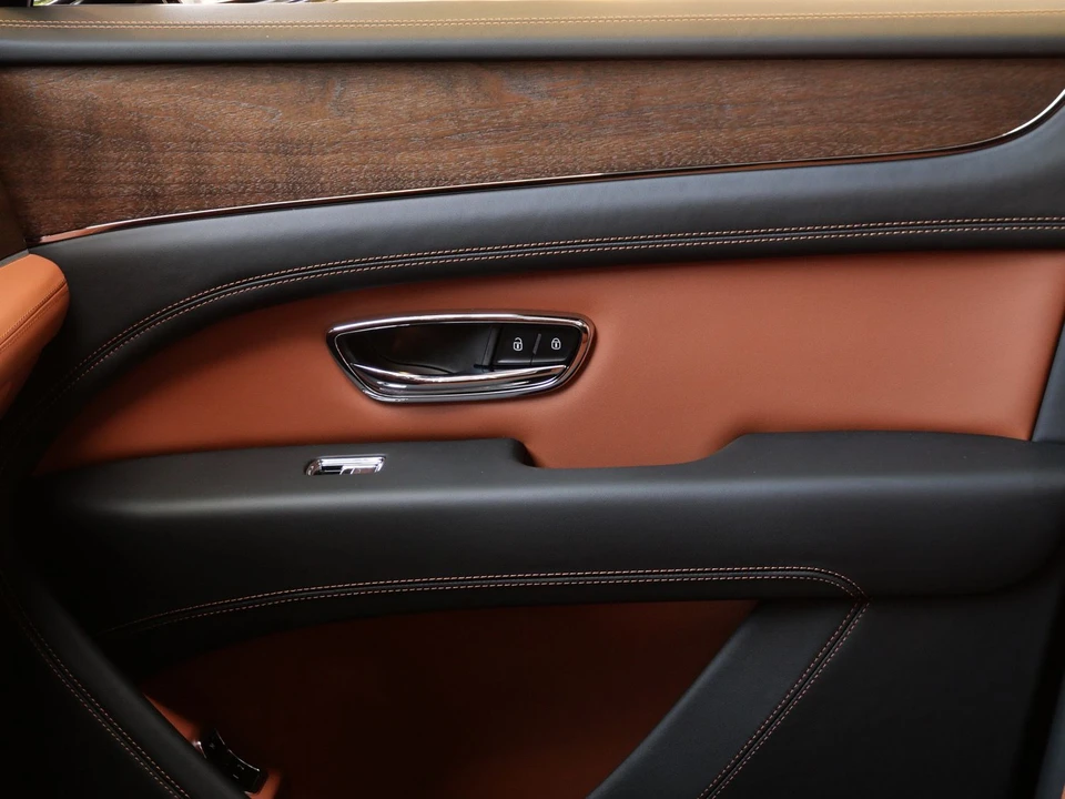 2026 Bentley Bentayga - Image 15 of 26