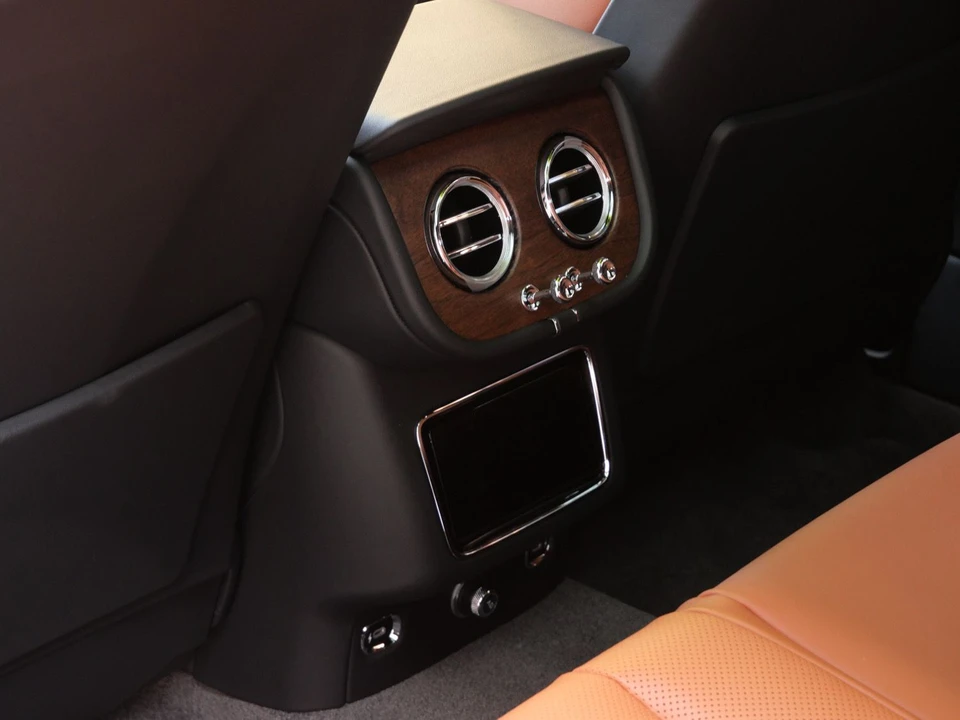 2026 Bentley Bentayga - Image 19 of 26