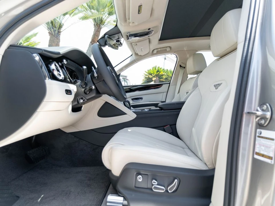 2026 Bentley Bentayga - Image 11 of 31