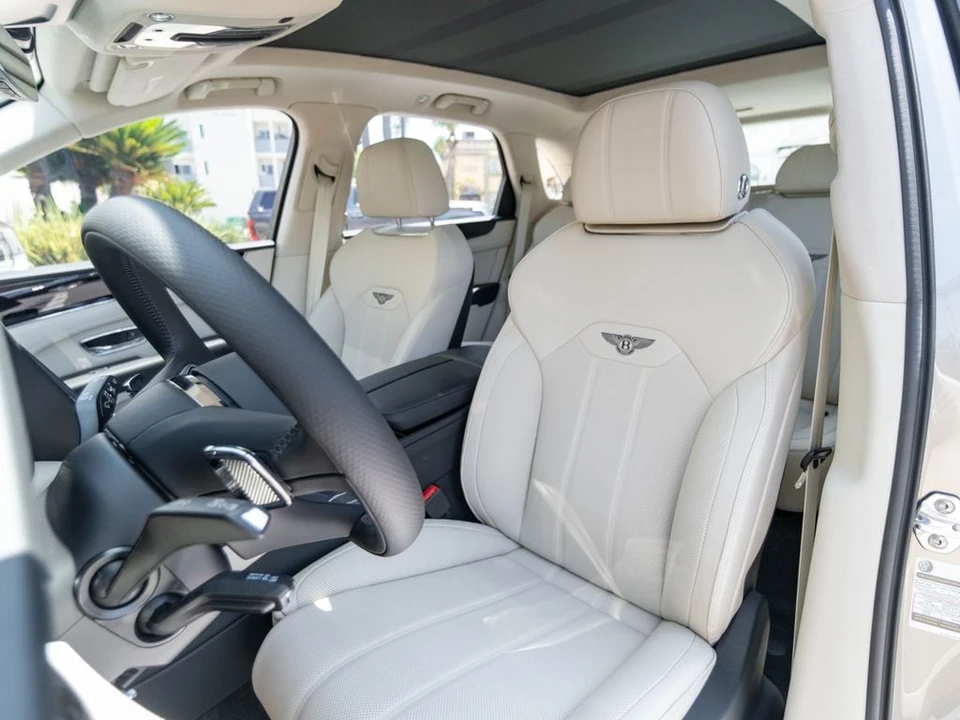 2026 Bentley Bentayga - Image 12 of 31