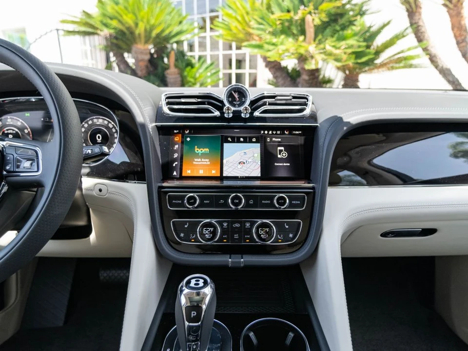 2026 Bentley Bentayga - Image 25 of 31