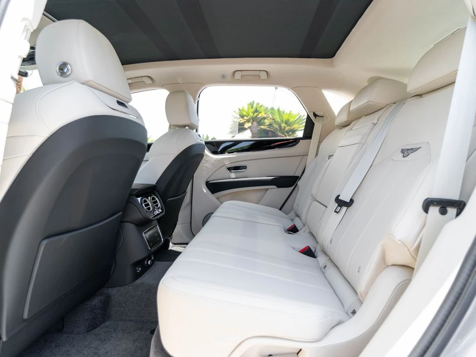 2026 Bentley Bentayga - Image 18 of 31