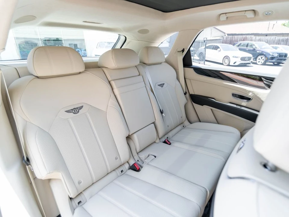 2026 Bentley Bentayga - Image 22 of 31