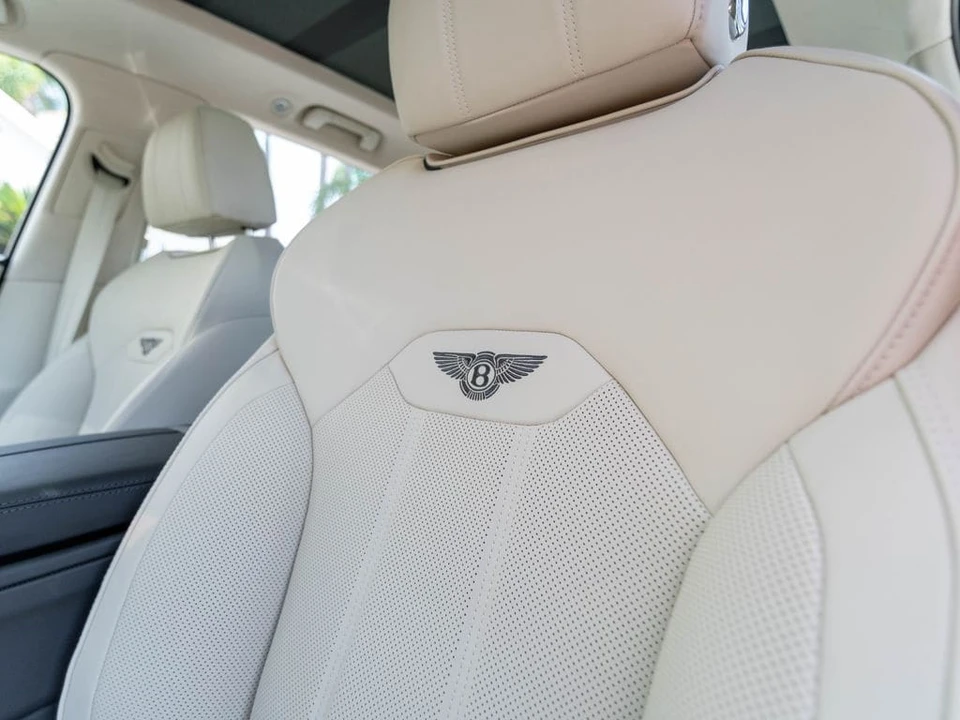2026 Bentley Bentayga - Image 15 of 31