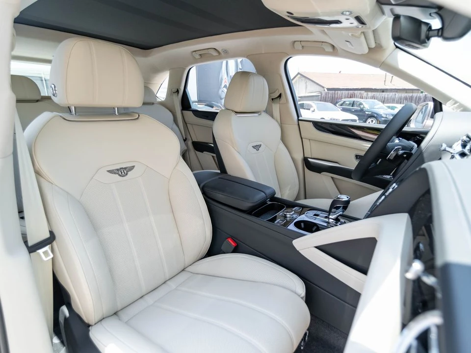 2026 Bentley Bentayga - Image 24 of 31