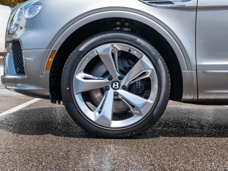 2026 Bentley Bentayga - Image 6 of 31