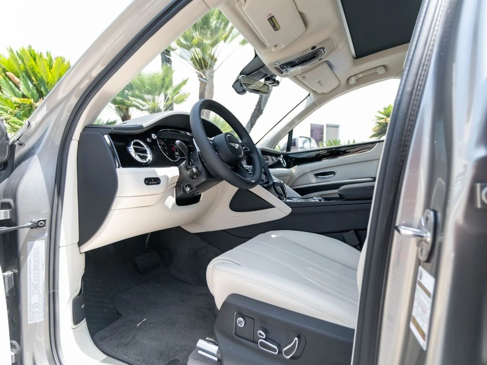 2026 Bentley Bentayga - Image 10 of 31