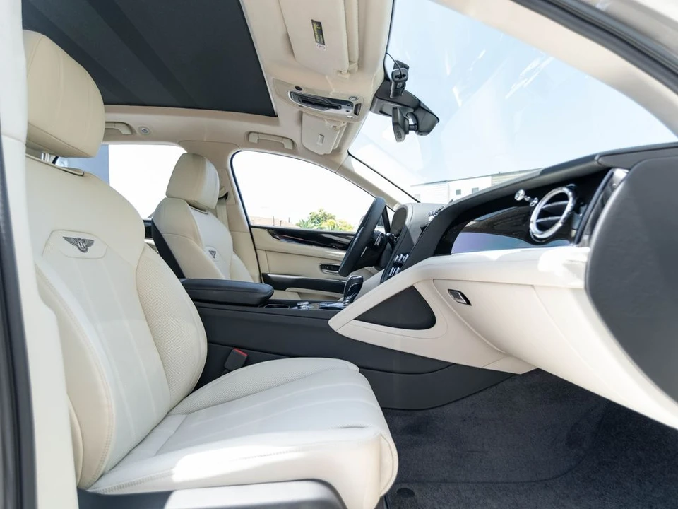 2026 Bentley Bentayga - Image 23 of 31