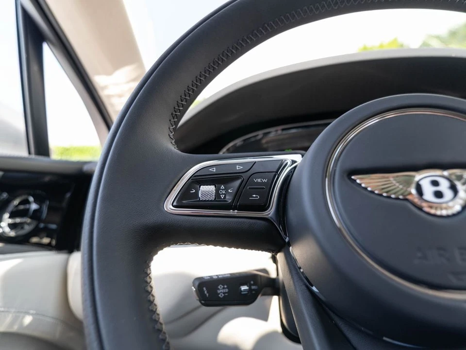 2026 Bentley Bentayga - Image 8 of 31