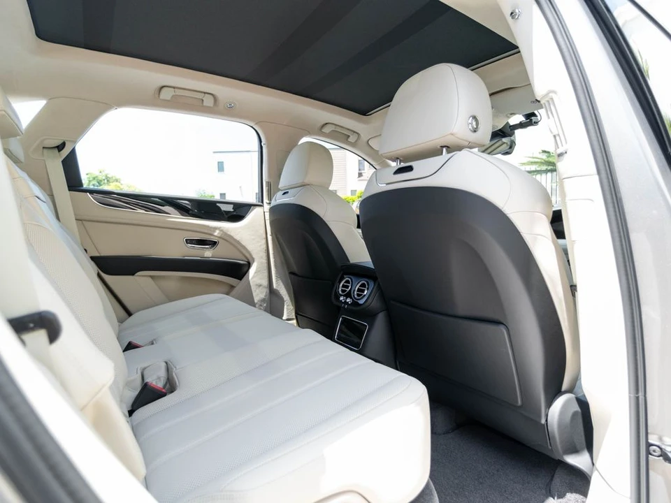 2026 Bentley Bentayga - Image 20 of 31