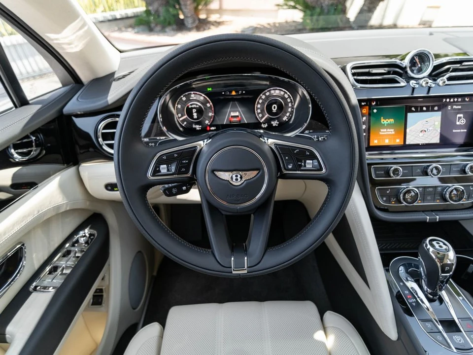 2026 Bentley Bentayga - Image 27 of 31