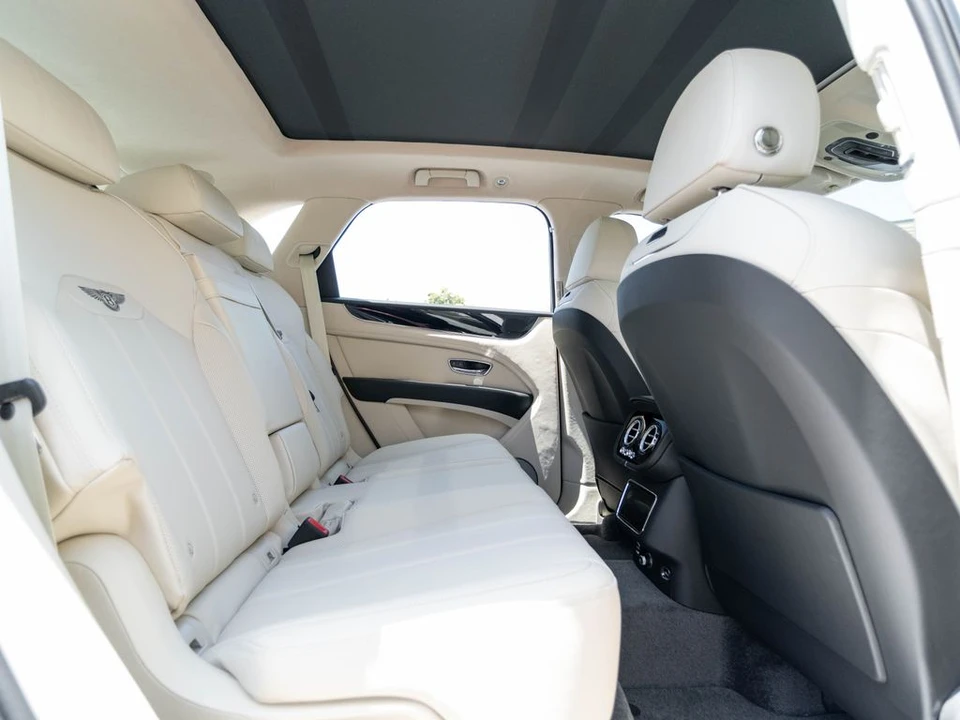 2026 Bentley Bentayga - Image 21 of 31