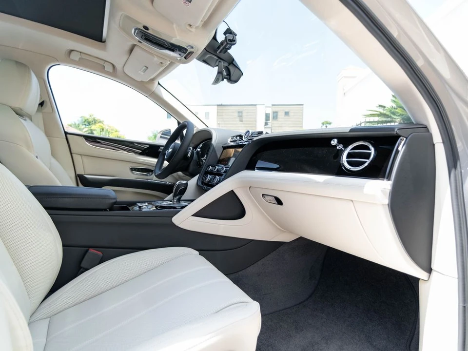 2026 Bentley Bentayga - Image 2 of 31