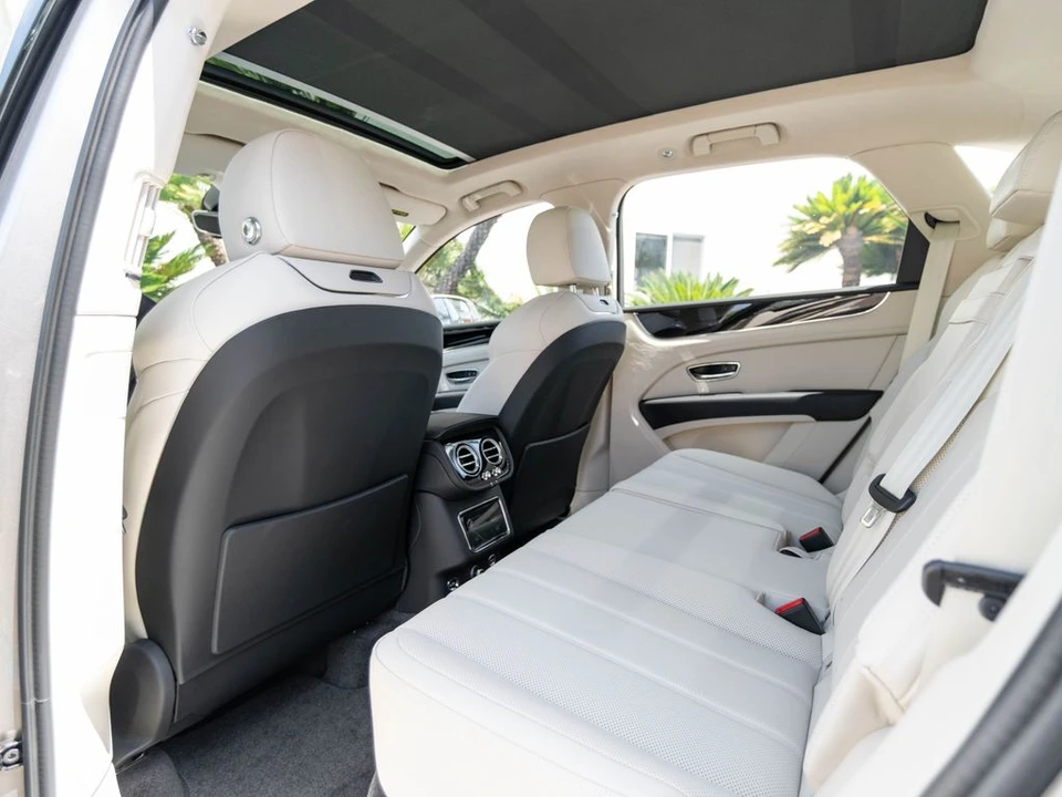 2026 Bentley Bentayga - Image 17 of 31