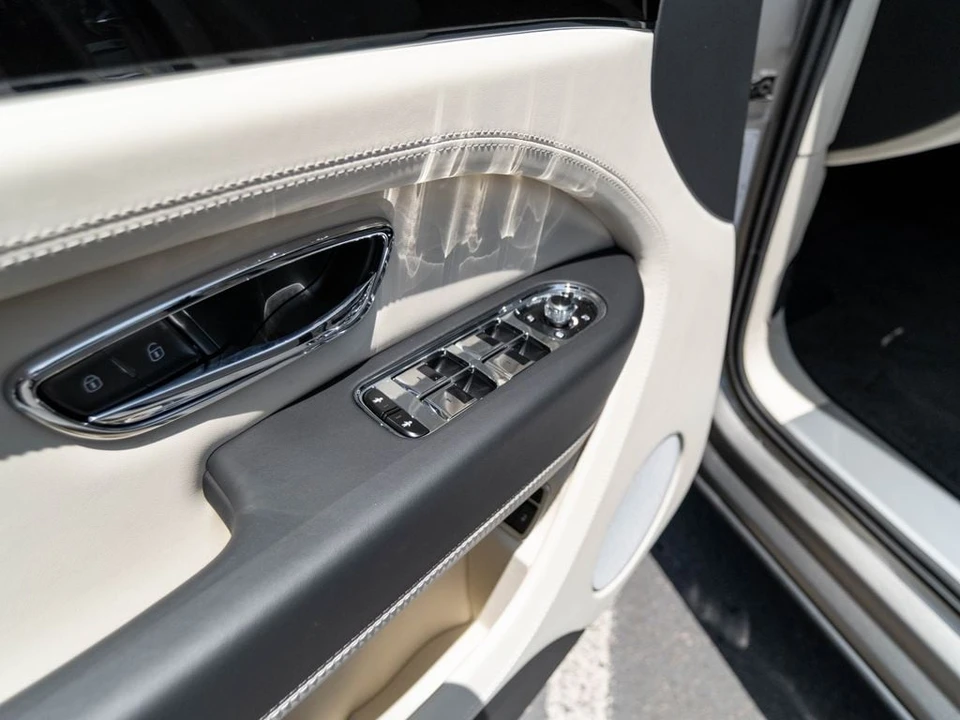 2026 Bentley Bentayga - Image 13 of 31