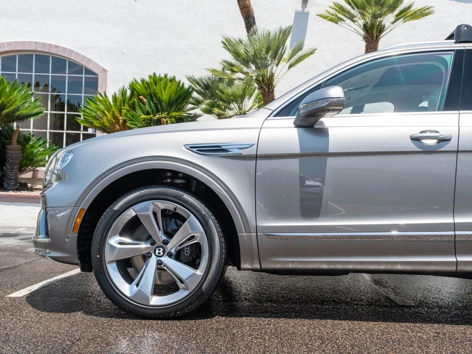 2026 Bentley Bentayga - Image 30 of 31