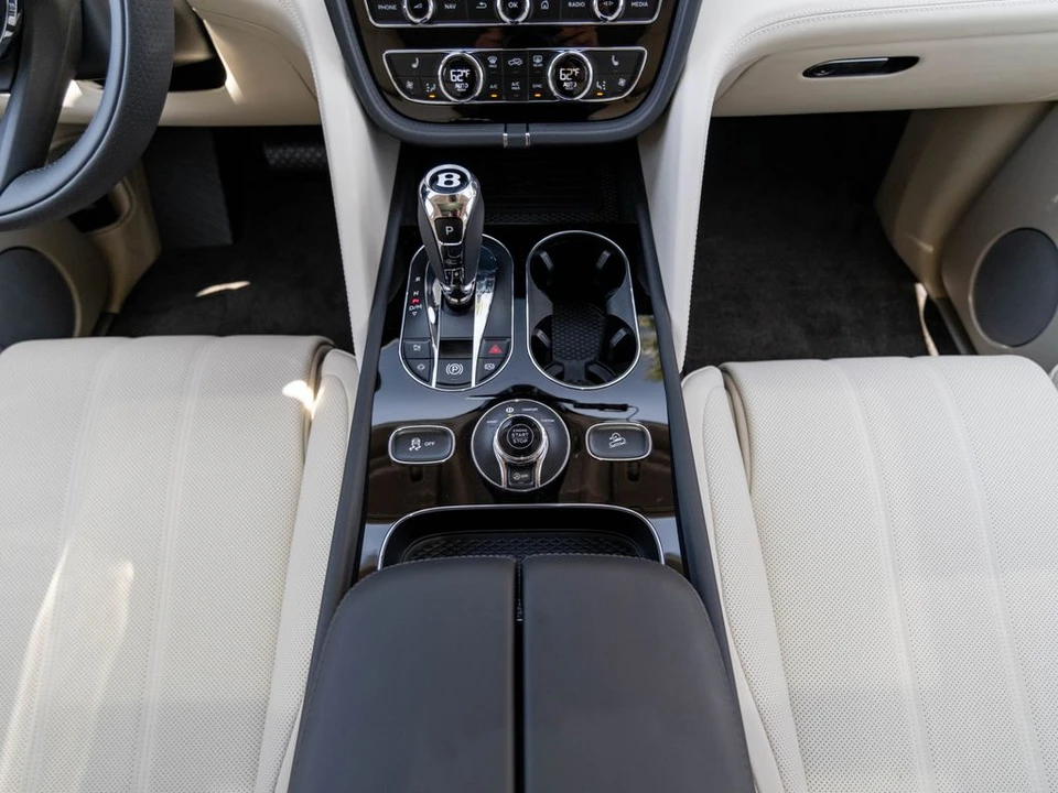 2026 Bentley Bentayga - Image 26 of 31