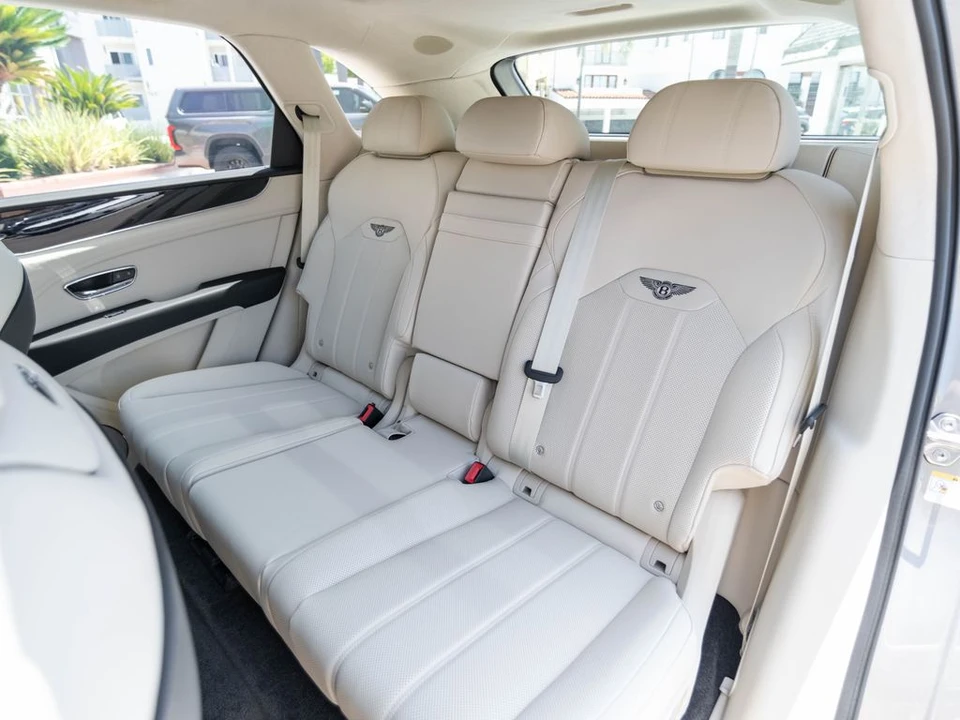 2026 Bentley Bentayga - Image 19 of 31