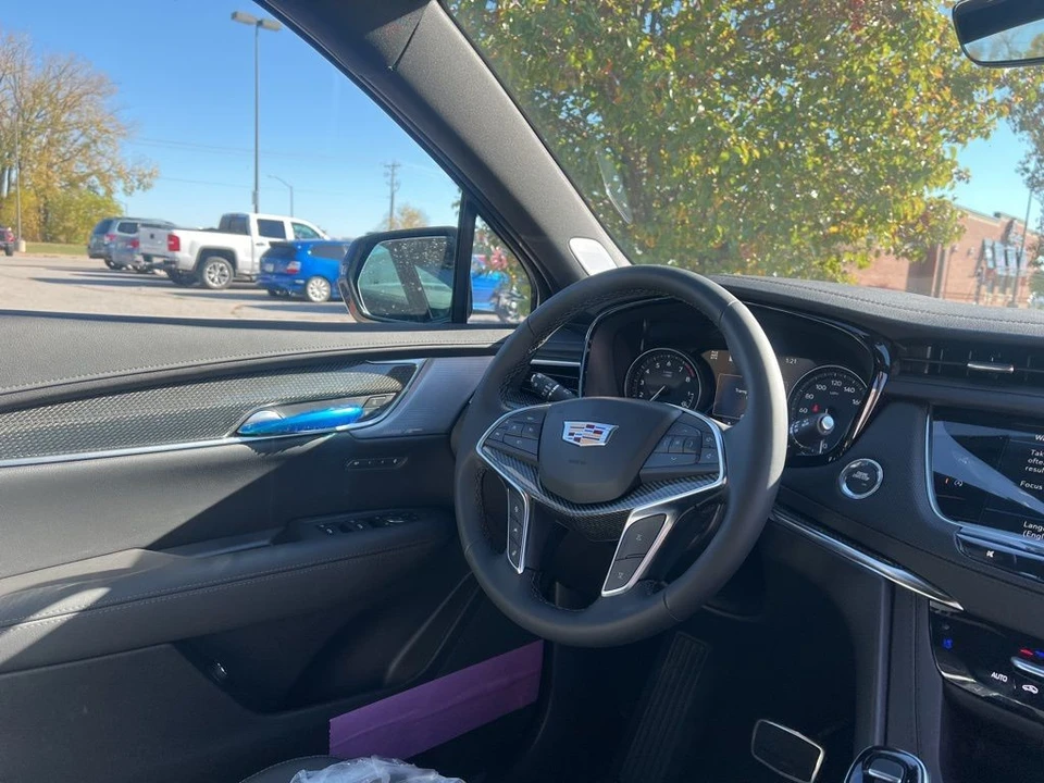 2026 Cadillac XT5 - Image 9 of 11