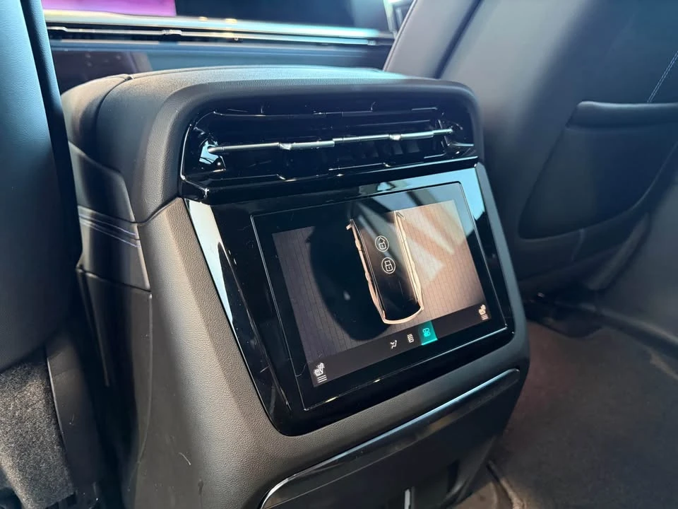 2026 Cadillac Escalade 5th Gen - Image 8 of 15