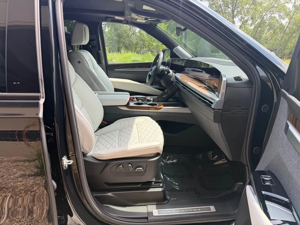 2026 Cadillac Escalade 5th Gen - Image 16 of 19