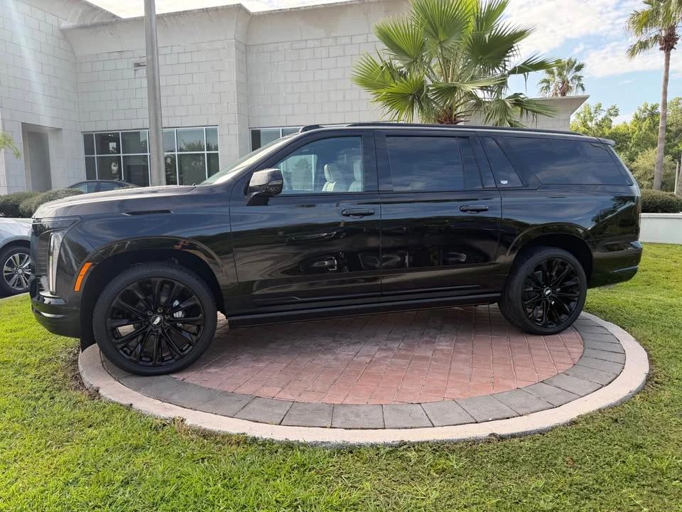 2026 Cadillac Escalade 5th Gen - Image 2 of 8