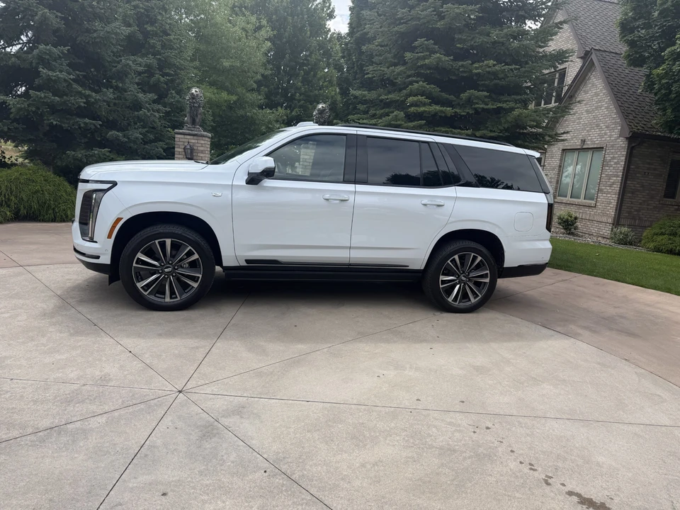 2026 Cadillac Escalade 5th Gen - Image 27 of 31