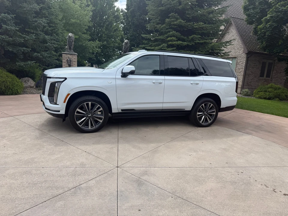2026 Cadillac Escalade 5th Gen - Image 28 of 31