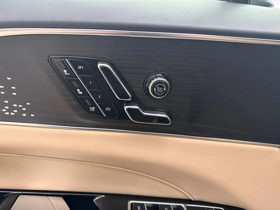 2026 Cadillac Lyriq - Image 10 of 31