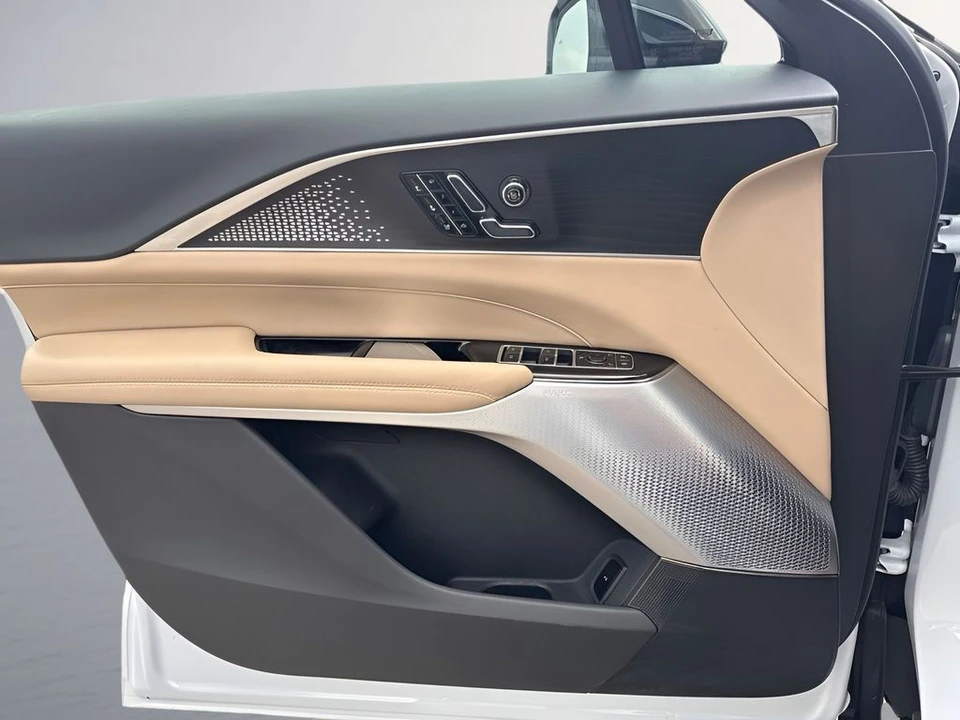 2026 Cadillac Lyriq - Image 25 of 31