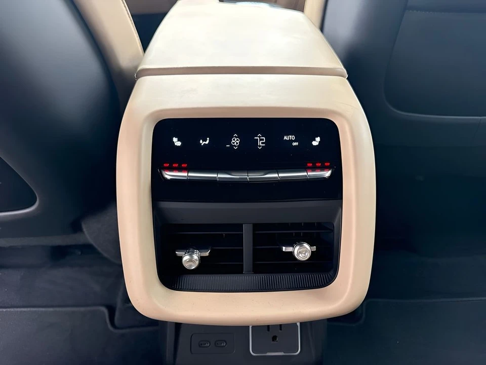 2026 Cadillac Lyriq - Image 12 of 31