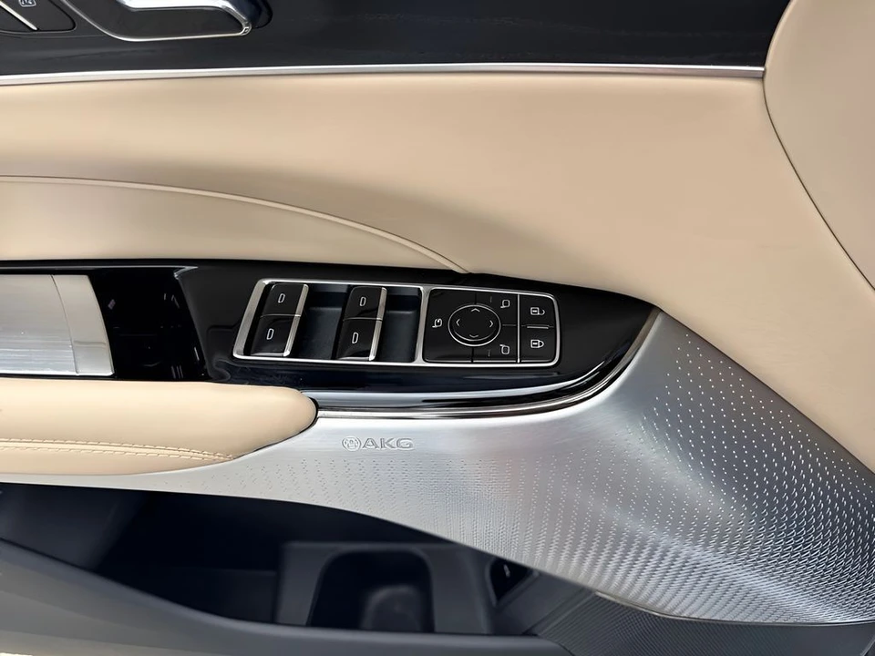 2026 Cadillac Lyriq - Image 26 of 31