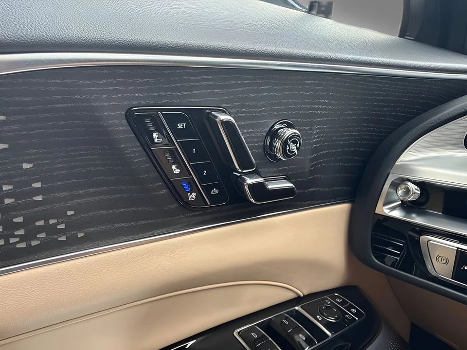 2026 Cadillac Lyriq - Image 21 of 31