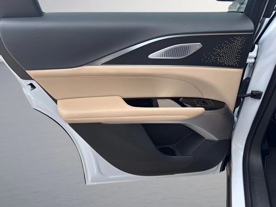 2026 Cadillac Lyriq - Image 27 of 31