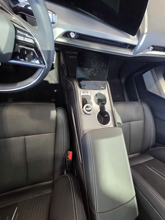 2026 Cadillac Vistiq - Image 8 of 10