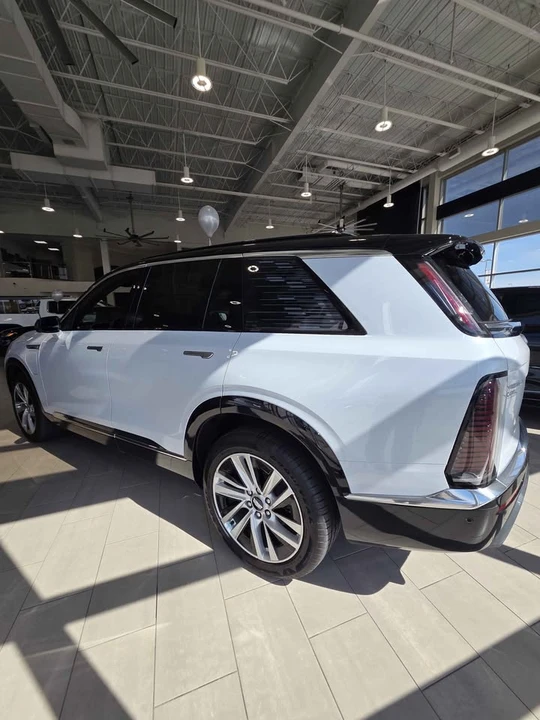 2026 Cadillac Vistiq - Image 9 of 10