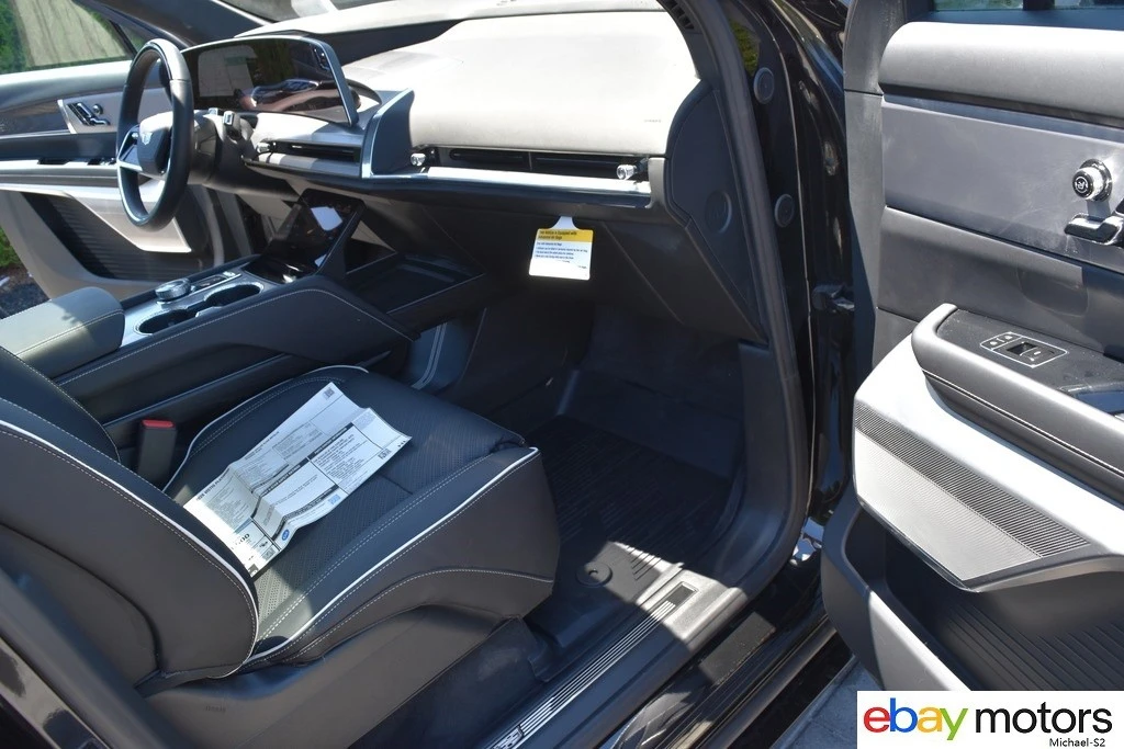 2026 Cadillac Vistiq - Image 16 of 24