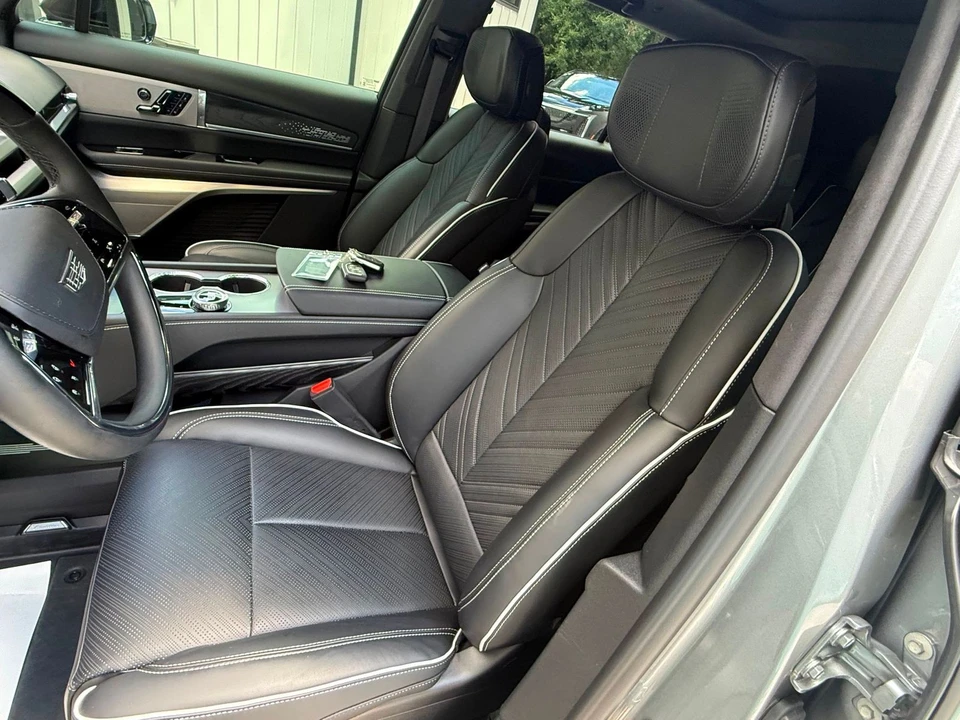 2026 Cadillac Vistiq - Image 2 of 12