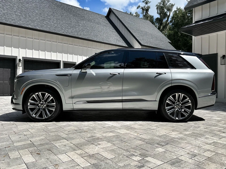 2026 Cadillac Vistiq - Image 9 of 12
