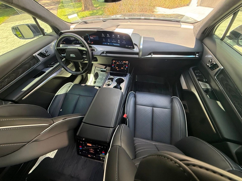 2026 Cadillac Vistiq - Image 6 of 12