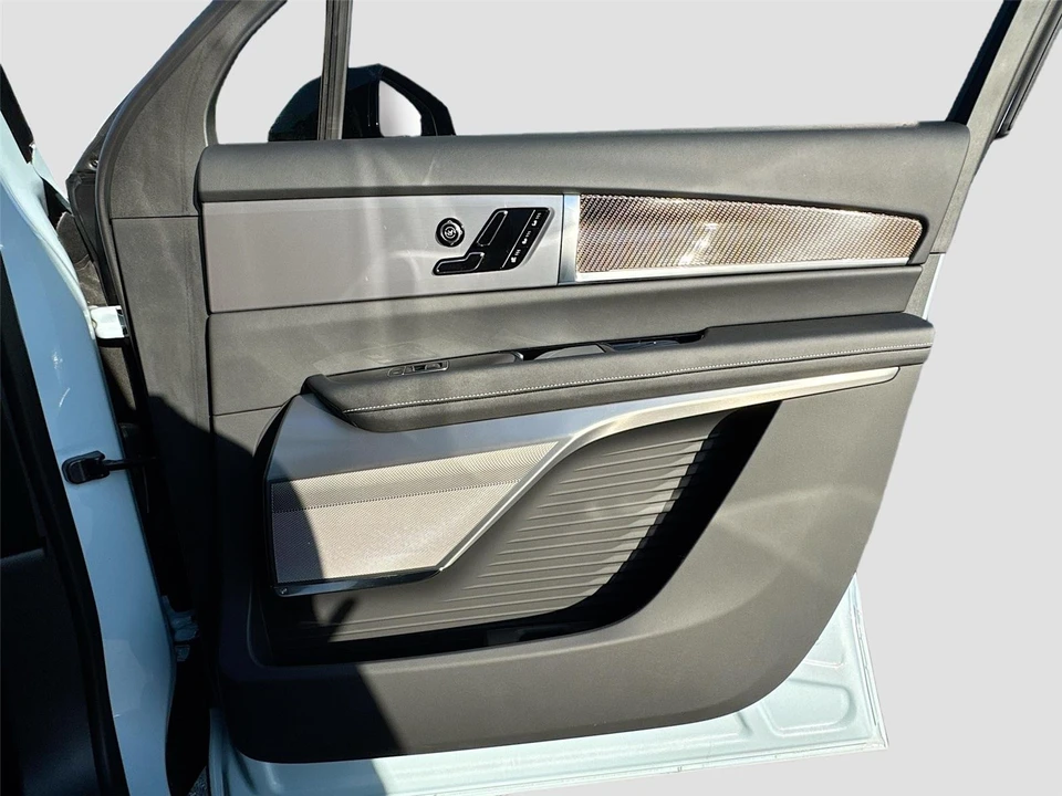 2026 Cadillac Vistiq - Image 14 of 15