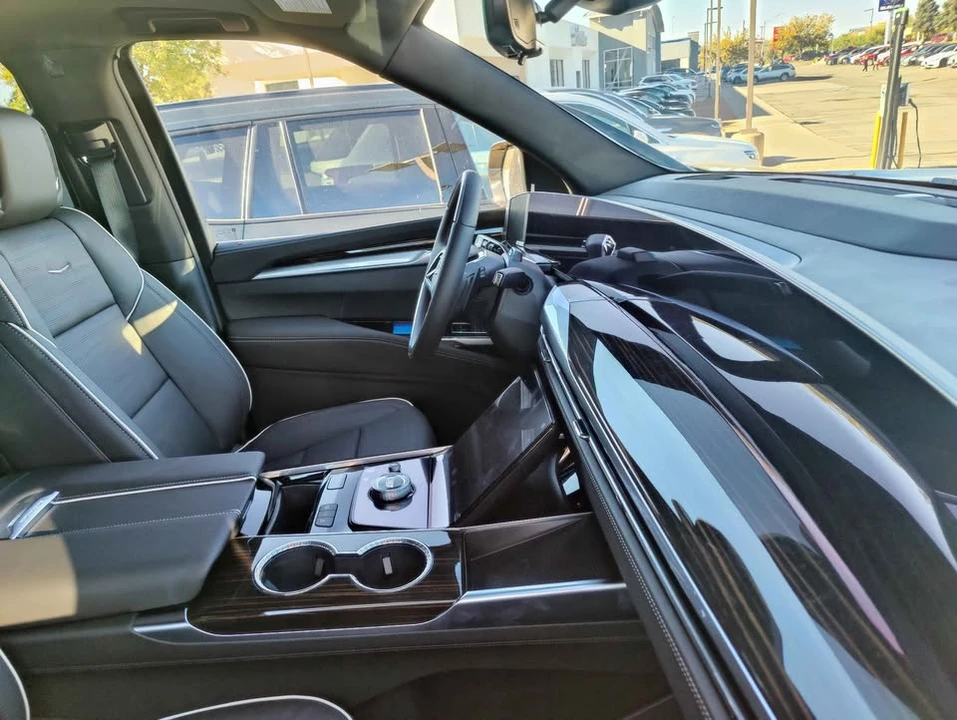 2026 Cadillac Escalade 5th Gen - Image 15 of 19