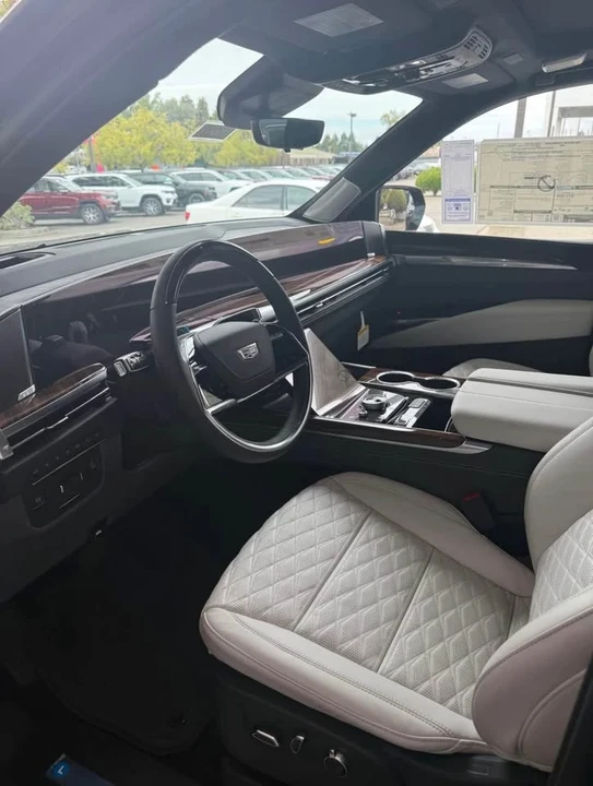 2026 Cadillac Escalade 5th Gen - Image 6 of 7