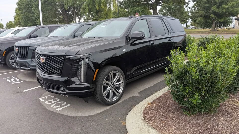 2026 Cadillac Escalade 5th Gen - Image 4 of 5