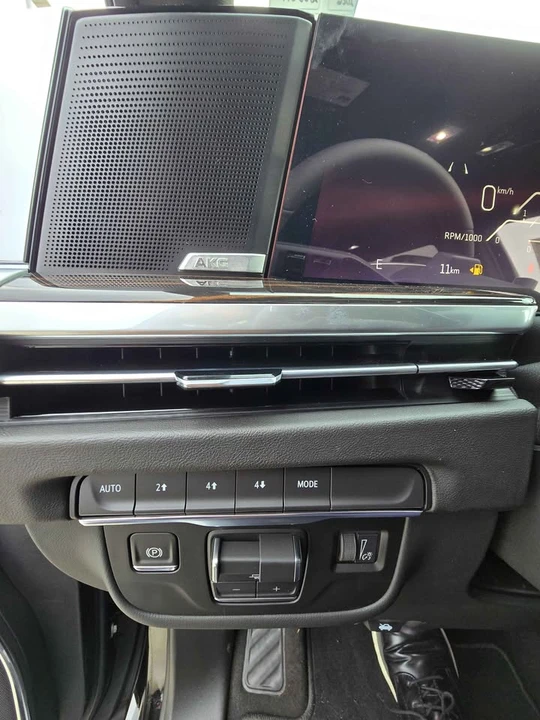 2026 Cadillac Escalade 5th Gen - Image 9 of 13